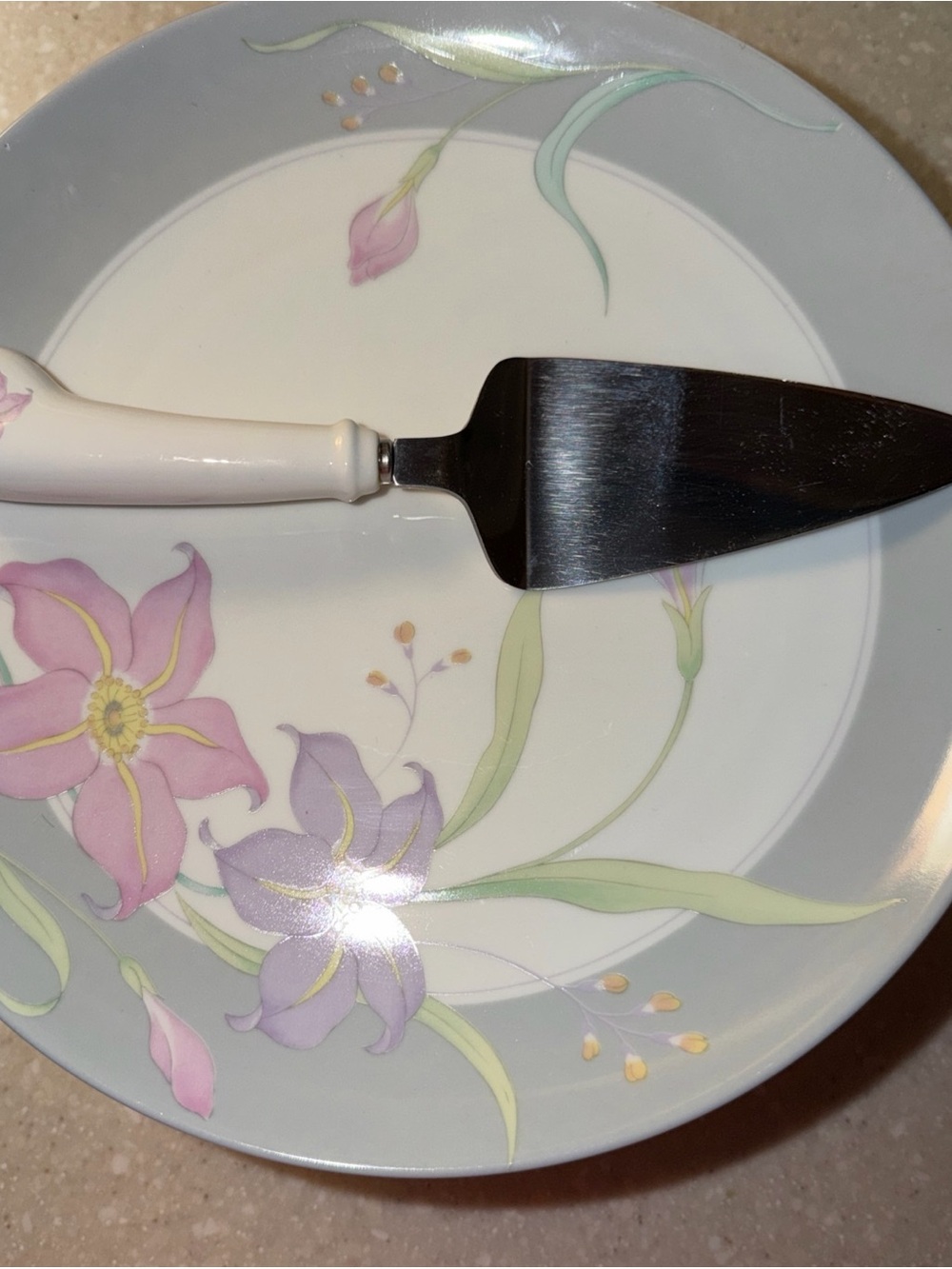 VintageRemembrance Collection by Action Ceramic Plate - White with Black Marking
